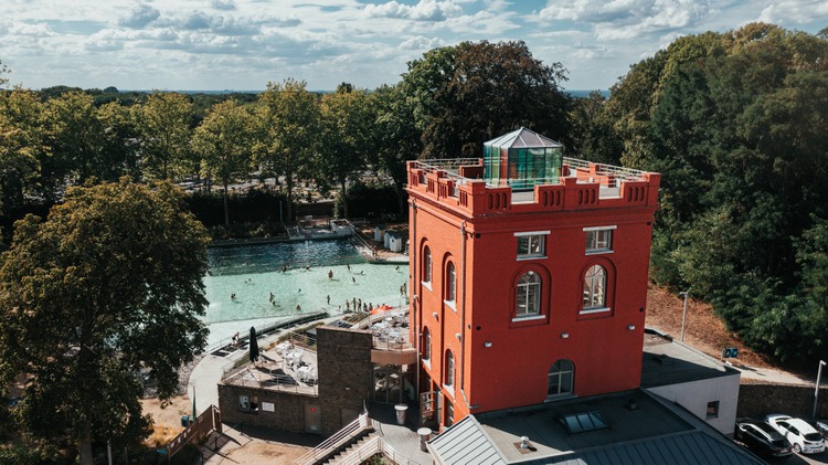 Découvrez la première piscine olympique naturelle de Belgique, avec filtration écologique par roches volcaniques et végétaux. Bassins adaptés à tous, fosse de plongée d’environ 5 m, parcours VITA, courts de tennis et visite de la tour Malakoff, ancien puits minier emblématique.

📍 Chemin des Croix, 1 7370 DOUR Belgique