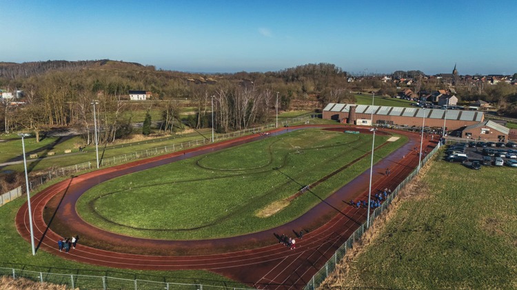 Un espace dédié à la performance et à la pratique sportive pour tous les niveaux.
Dour Sport accueille les entraînements, les compétitions et les activités scolaires dans un cadre adapté et sécurisé.
👟
📍 Chemin des Fours 4, 7370 DOUR Belgique